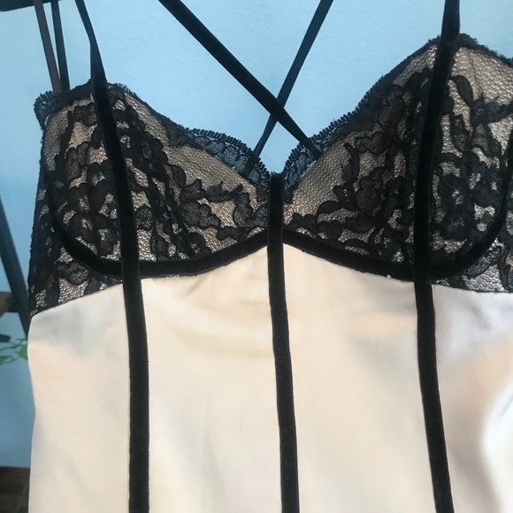 Bustier Cocktail Lace Dress - Picture 4 of 6